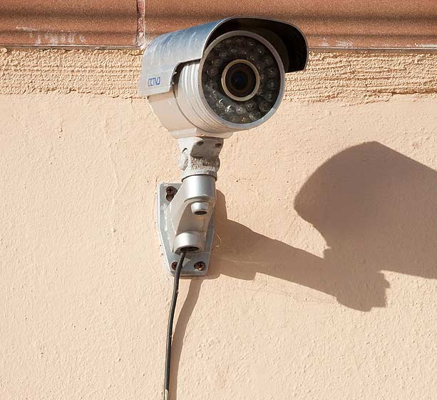 Installateur de caméra de surveillance